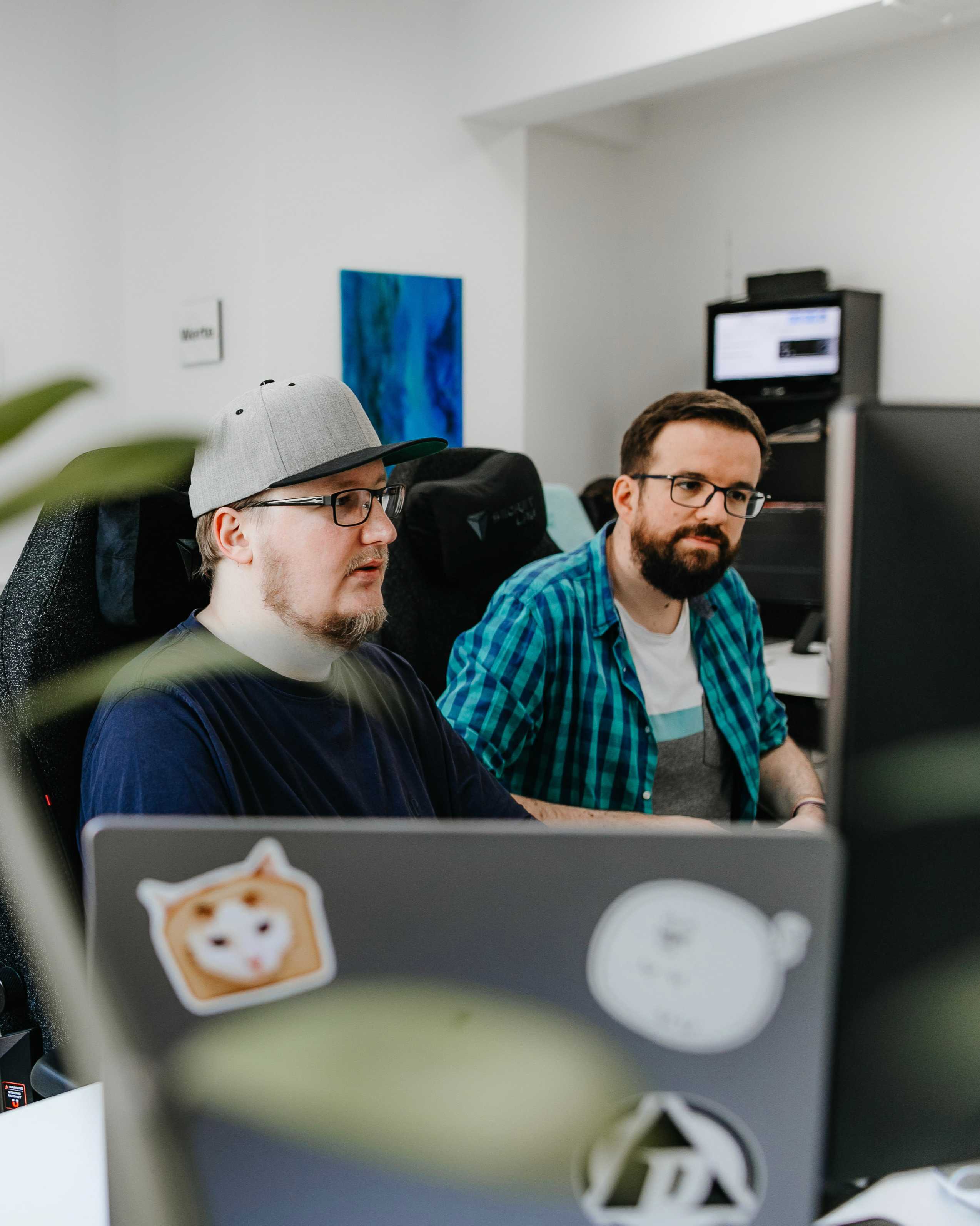 Zwei Softwareentwickler am Computer